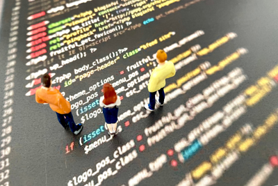 カメラ仕様の相談や選定についてエンジニアが検討している様子